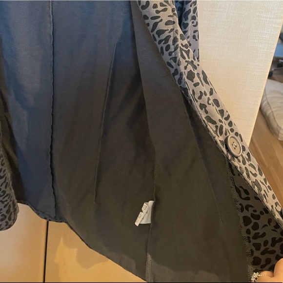 Modmodele Womans Jacket Sz Medium Cheetah Gray Two Button Pockets - Picture 14 of 15